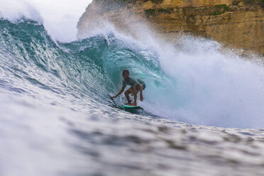 Surfer auf einer Welle. - AURF02296