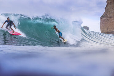 Surfer auf einer Welle. - AURF02297