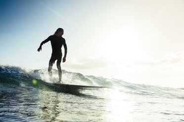 Surfer reitet kleine Welle im Meer - AURF02298