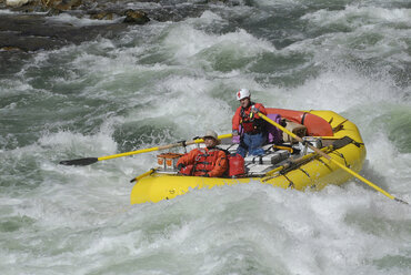 Rafter schieben sich durch eine Stromschnelle auf dem Colorado River - AURF02309