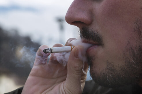 Detail von Raucher, Zigarette und Rauch - JUNF01118