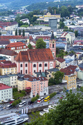 Deutschland, Bayern, Passau, Stadtbild mit Pfarrkirche St. Paul - JUNF01120