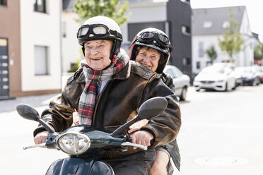 Glückliches älteres Paar fährt Motorroller - UUF14919