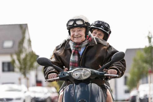 Glückliches älteres Paar fährt Motorroller - UUF14922