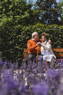 Verliebtes älteres Paar auf einer Bank in einem Park - UUF14935