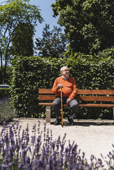 Senior man sitting on park bench, waiting - UUF14949