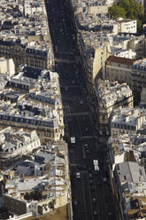 Blick auf das Pariser Stadtbild und die Fahrbahn von oben. - AURF02355
