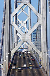 Blick von oben auf den Verkehr auf einer Brücke. - AURF02356