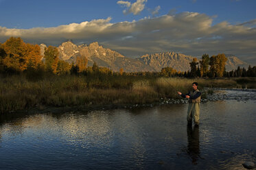 Fliegenfischen im Grand Tetons National Park, Wyoming. - AURF02360