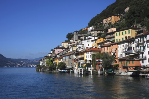 Schweiz, Lugano, Gandria, Blick auf Häuser am Luganer See, lizenzfreies Stockfoto