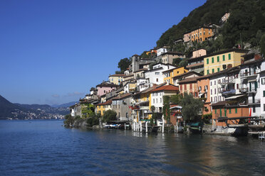 Schweiz, Lugano, Gandria, Blick auf Häuser am Luganer See - JTF01046