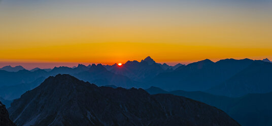 Deutschland, Bayern, Allgäu, Allgäuer Alpen, Panoramablick vom Krumbacher Höhenweg bei Sonnenaufgang - WGF01235