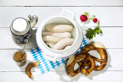 Weißwurst, süßer Senf, Brezeln und Bierkrug - MAEF12721