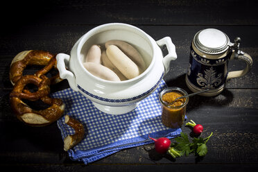 Weißwurst, süßer Senf, Brezeln und Bierkrug - MAEF12722