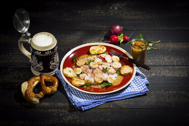 Weißwurstsalat mit gebratenen Brezensemmeln, süßem Senf, Brezeln, rotem Rettich und Bierkrug - MAEF12723