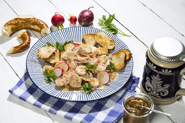 Weißwurstsalat mit gebratenen Brezensemmeln, süßem Senf, Brezeln, rotem Rettich und Bierkrug - MAEF12724