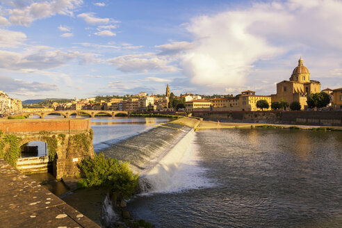Italien, Toskana, Florenz, Fluss Arno und Stadtbild im Sommer - JUNF01143