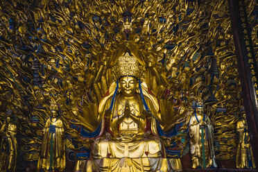 China, Provinz Sichuan, Dazu Felszeichnungen, goldene Buddha-Statue - KKAF01468