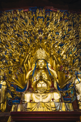 China, Provinz Sichuan, Dazu Felszeichnungen, goldene Buddha-Statue, lizenzfreies Stockfoto