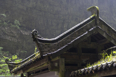 China, Provinz Sichuan, Wulong, Detail eines traditionellen Daches - KKAF01473