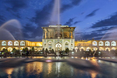 Iran, Provinz Isfahan, Isfahan, Aali Qapu Palast zur blauen Stunde - FPF00204