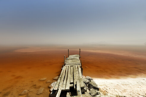 Iran, West-Aserbaidschan, Urmia, Urmia-Salzsee, Holzsteg - FPF00213