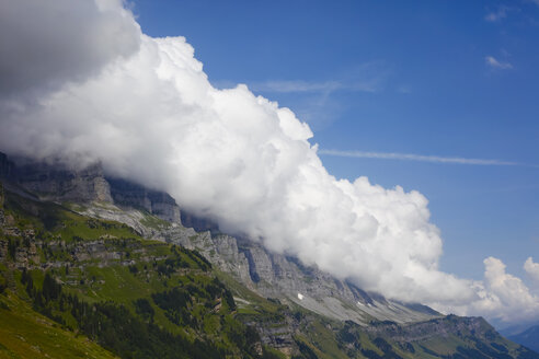 Schweiz, Blick vom Klausen-Pass auf Berg und Wolkendecke - JTF01053