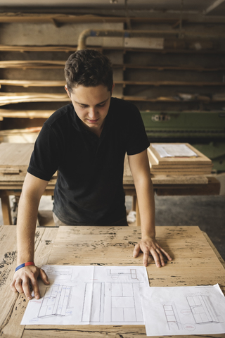 Schreiner im Workshop Leseplan, lizenzfreies Stockfoto