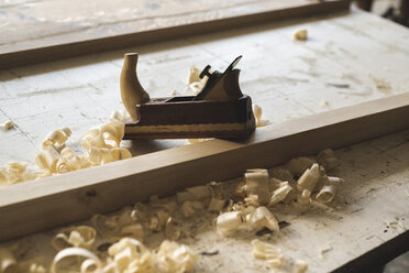 Hobel auf einem Stück Holz in der Werkstatt - PSIF00044