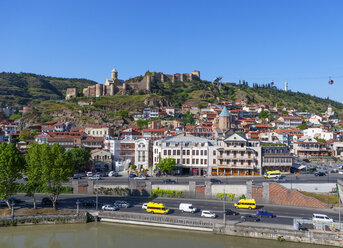 Georgien, Tiflis, Stadtansicht über den Fluss Kura, mit der Festung Narikala im Hintergrund - WWF04263