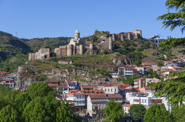 Georgien, Tiflis, Stadtansicht über den Fluss Kura, mit der Festung Narikala im Hintergrund - WWF04264