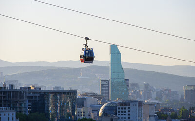 Georgien, Tiflis, Seilbahn über der Altstadt - WWF04275