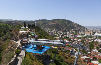 Georgien, Tiflis, Seilbahn mit dem Berg Mtatsminde im Hintergrund - WWF04281