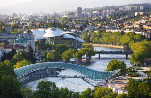 Georgien, Tiflis, Brücke des Friedens über den Fluss Kura, lizenzfreies Stockfoto