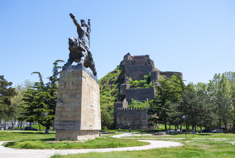 Georgia, Gori, Goris Ziche fortress with Lomtchabuki statue stock photo