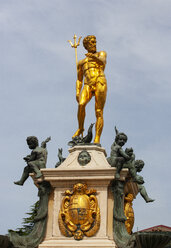 Georgien, Adscharien, Batumi, Goldene Skulptur am Neptunbrunnen - WWF04369