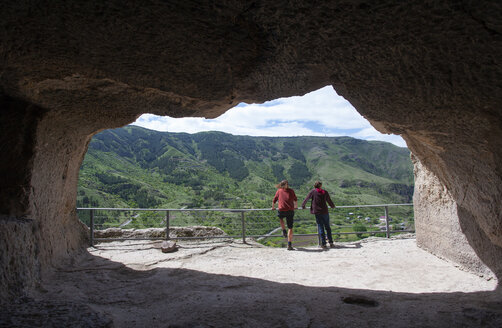 Georgia, Samtskhe-Javakheti, Tourists at cave city Vardzia - WWF04390