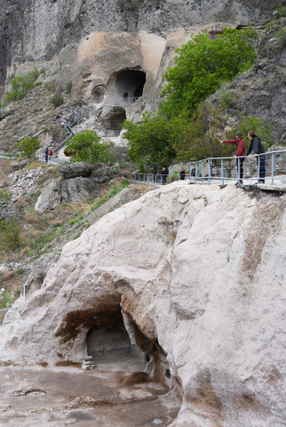 Georgien, Samtskhe-Javakheti, Touristen in der Höhlenstadt Vardzia, lizenzfreies Stockfoto