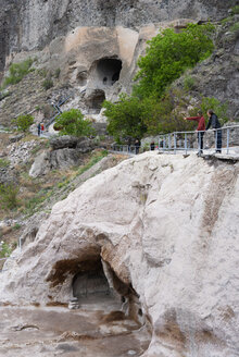 Georgia, Samtskhe-Javakheti, Tourists at cave city Vardzia - WWF04391