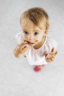 Porträt eines kleinen Mädchens, das einen Schokoladenkeks isst - JRFF01811
