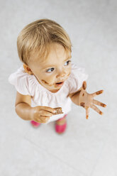 Porträt eines kleinen Mädchens, das einen Schokoladenkeks isst - JRFF01812