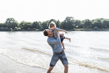 Vater und Sohn haben Spaß am Flussufer - UUF15008