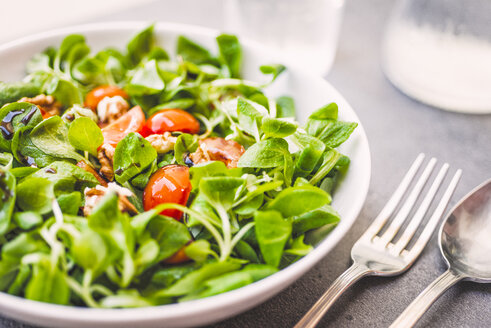 Feldsalat mit Tomaten und Walnüssen - RAMAF00003