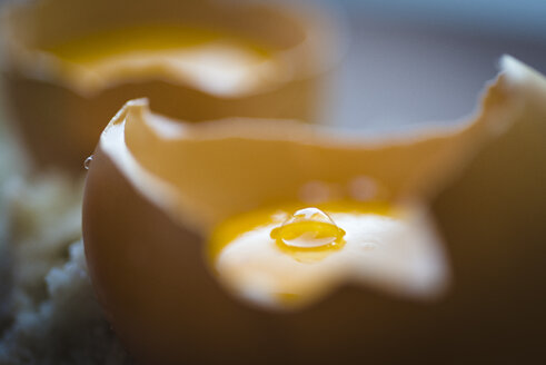 Bubble on egg yolk, close-up - RAMAF00005