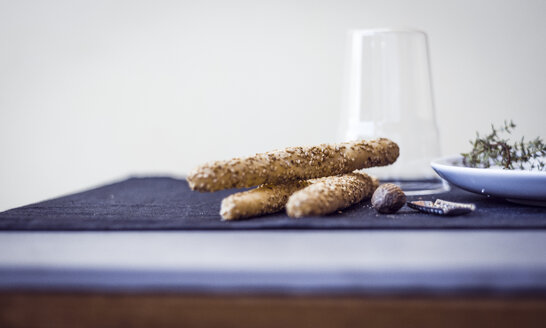 Bread sticks with sesame seeds - RAMAF00008