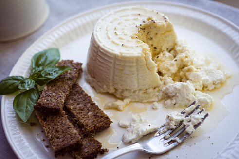 Ricotta cheese with honey and brown bread on plate - RAMAF00013