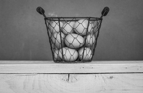 Drahtkorb mit weißen Eiern, lizenzfreies Stockfoto