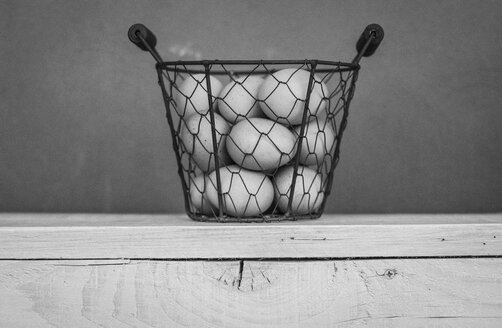 Wire basket of white eggs - RAMAF00018