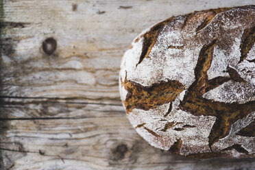 Laib Schwarzbrot auf Holz, Teilansicht - RAMAF00028