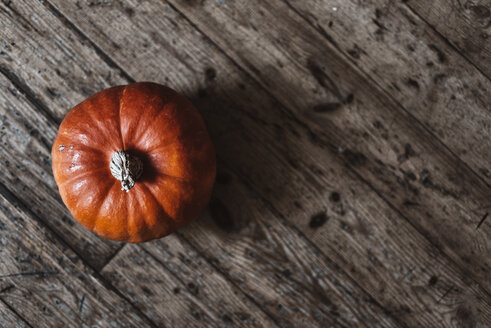 Hokkaido pumpkin on wood - RAMAF00029